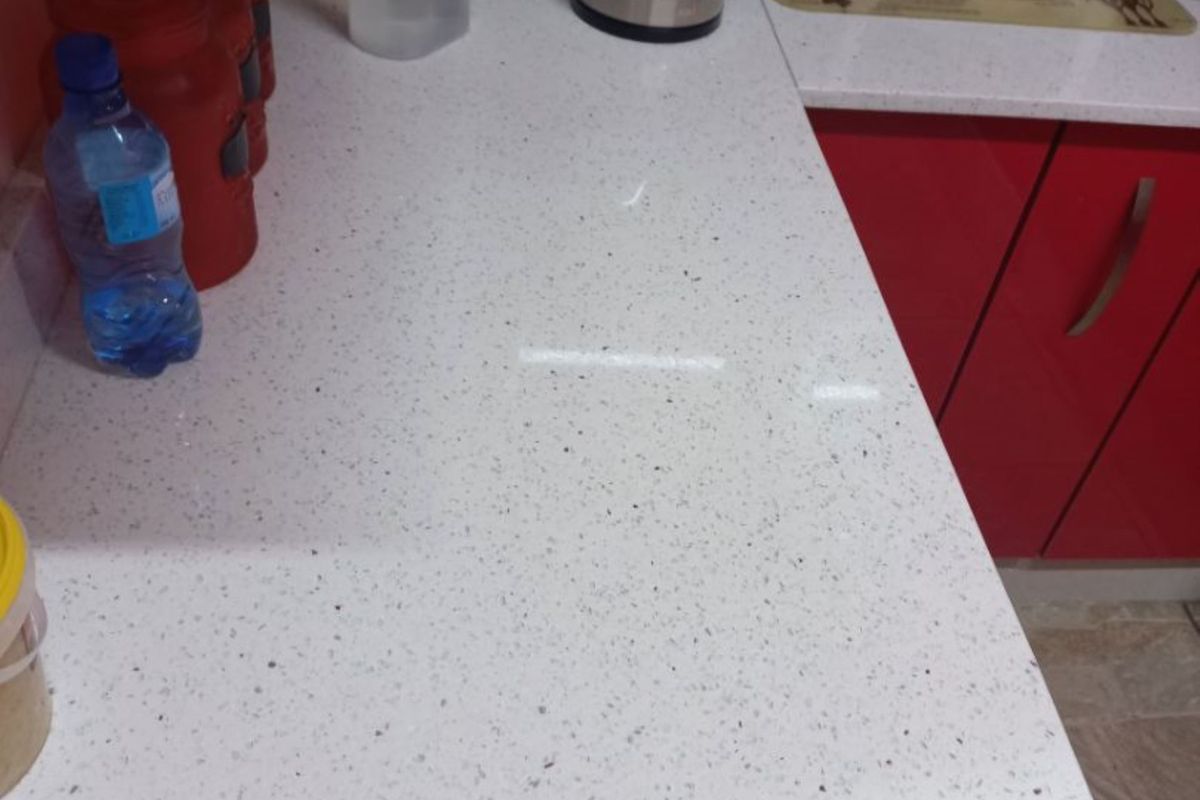 modern, stunning lock up and go 3 bedroom apartment - Photo 4