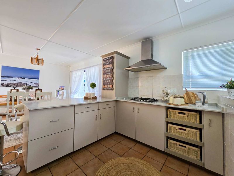 Neat family home for sale in Stilbaai-Wes. - Photo 5