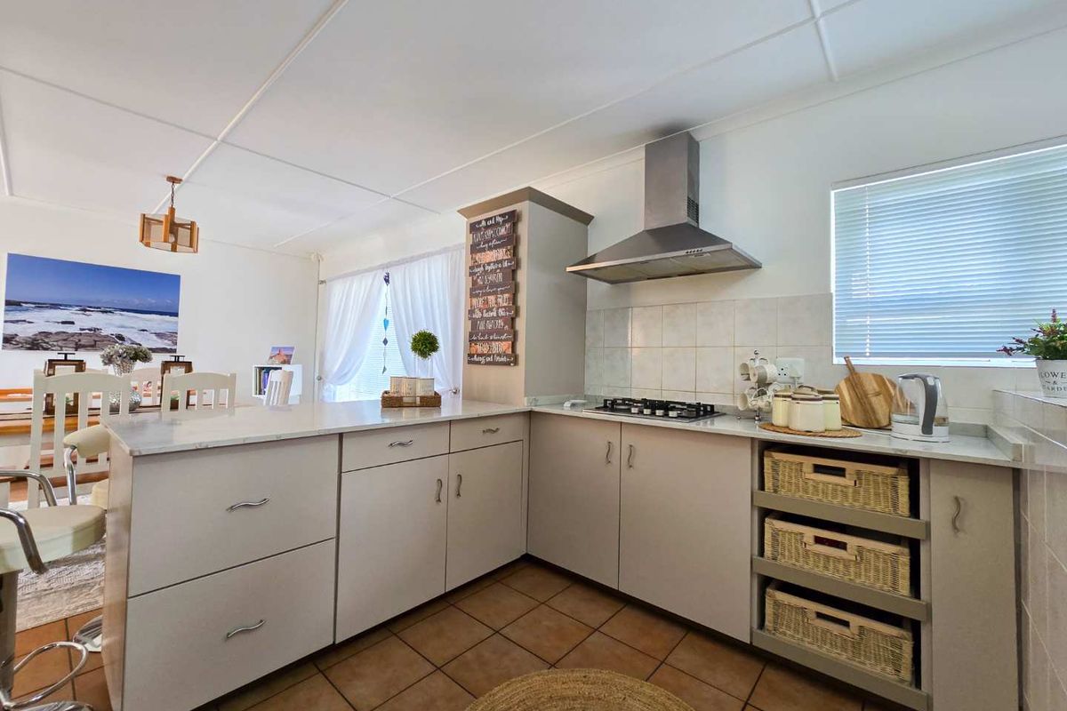 Neat family home for sale in Stilbaai-Wes. - Photo 5