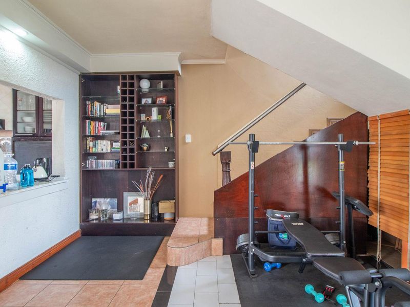 Neat 2 bedroom Townhouse in popular complex - Photo 7