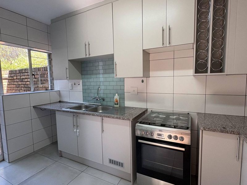 Gorgeous townhouse in well kept complex in Hennopspark! - Photo 5