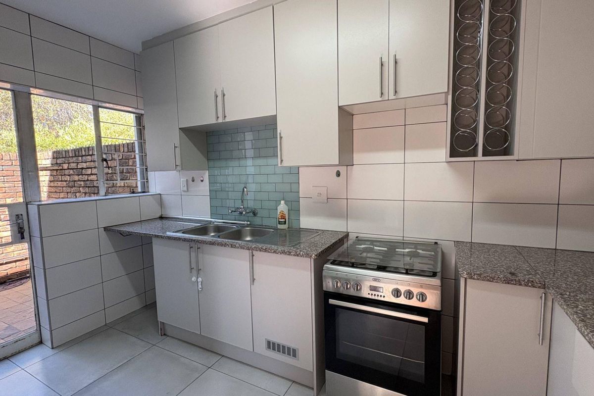 Gorgeous townhouse in well kept complex in Hennopspark! - Photo 5