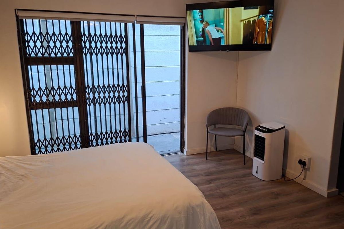 Furnished bachelor garden flatlet within walking distance of the beach - Photo 3