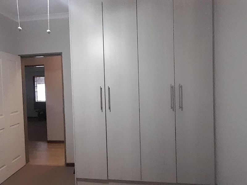 This charming semi-attached house can be yours! - Photo 7