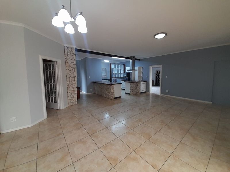 SPACIOUS FAMILY HOUSE AT ROSSMUND !! - Photo 3