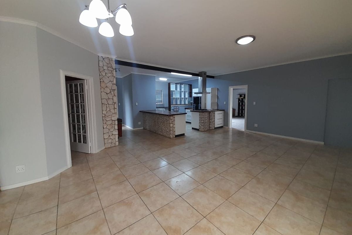 SPACIOUS FAMILY HOUSE AT ROSSMUND !! - Photo 3