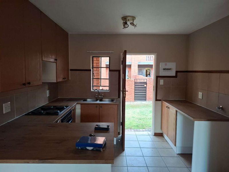 Two Bedroom Ground Floor Unit in Secure Complex - Photo 10