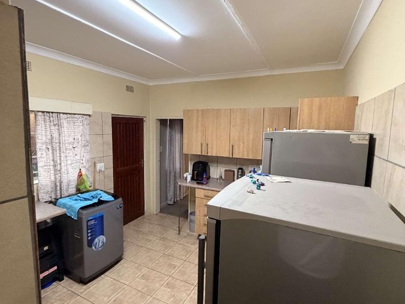Investment Property with 5 Bachelor Flatlets - Photo 8