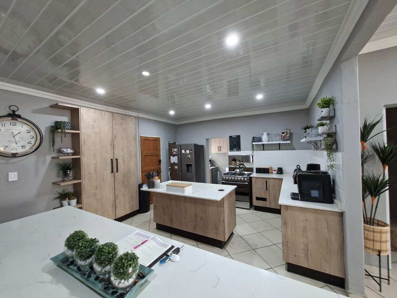 Luxurious Modern Home for Sale - Photo 2