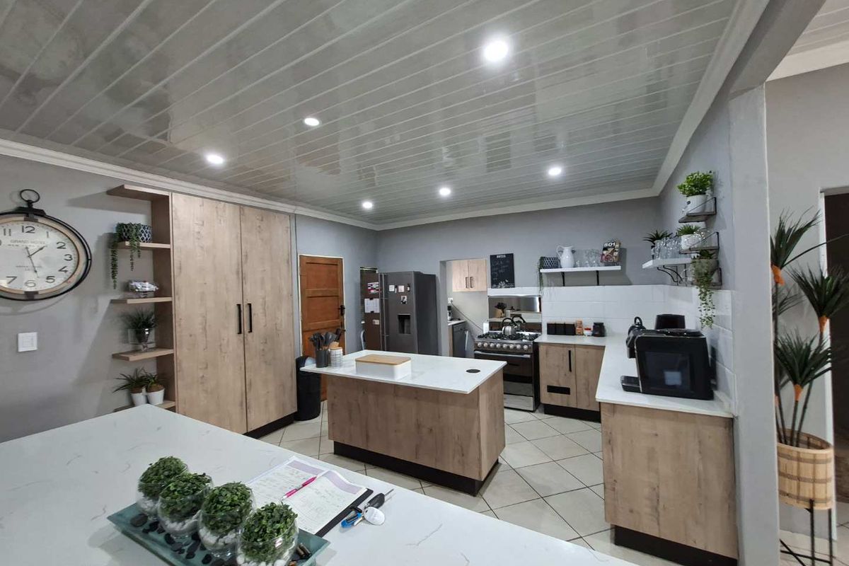 Luxurious Modern Home for Sale - Photo 2