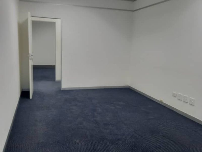 OFFICE TO LET - Photo 4