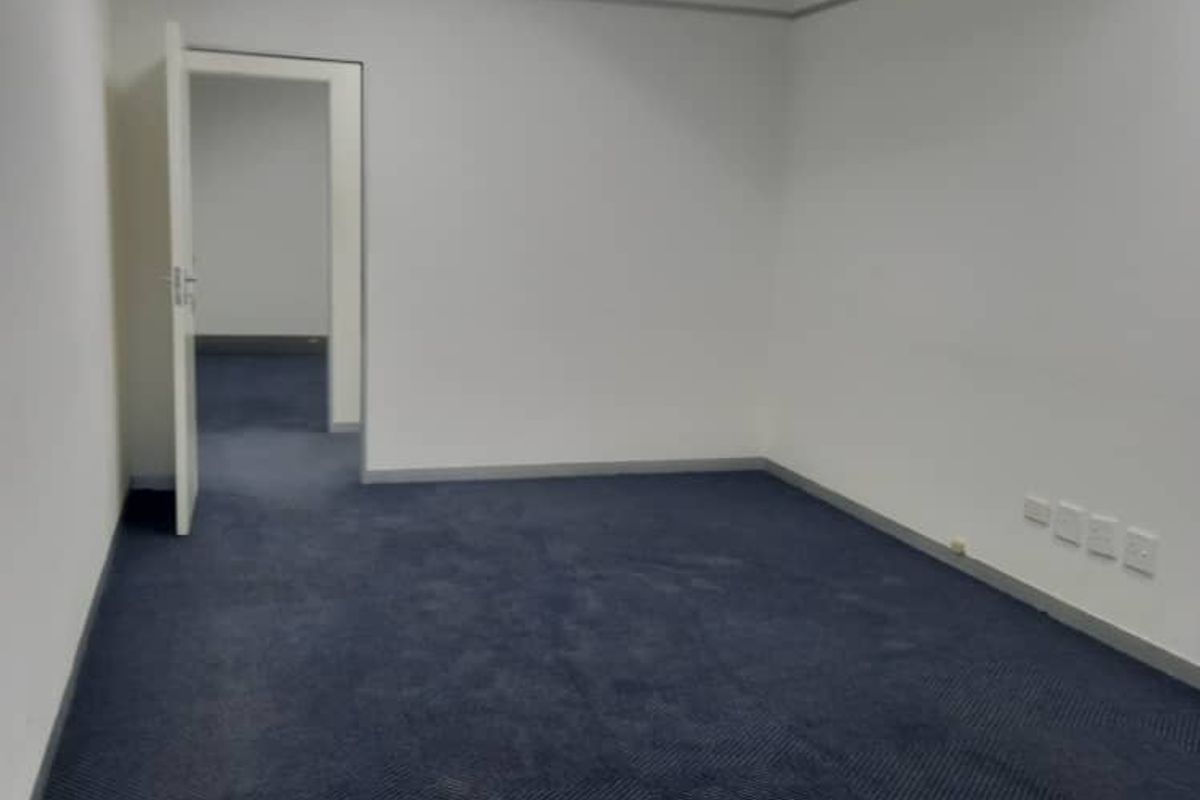 OFFICE TO LET - Photo 4