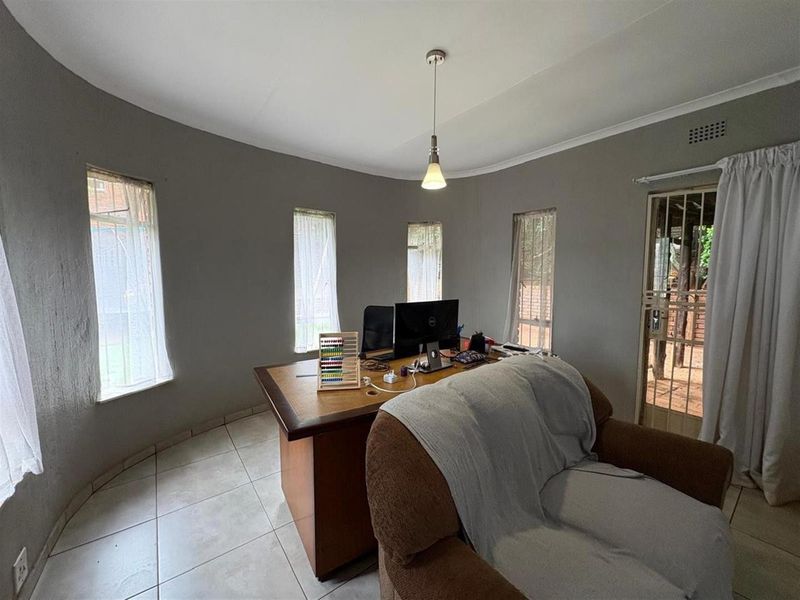 House For Sale in Mulbarton, Johannesburg - Photo 5
