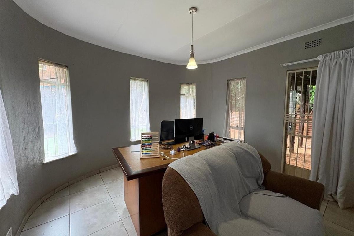 House For Sale in Mulbarton, Johannesburg - Photo 5