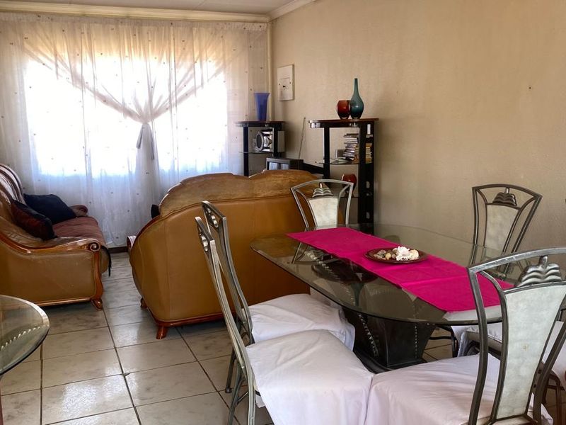 3 Bedroom House for sale - Photo 4