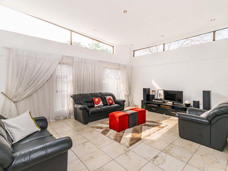 Exquisite Family Home in Sought-After Ontdekkerspark - Photo 2