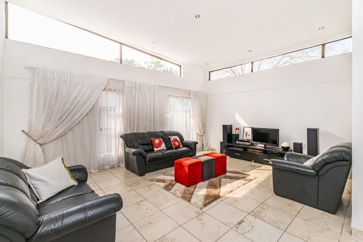 Exquisite Family Home in Sought-After Ontdekkerspark - Photo 2