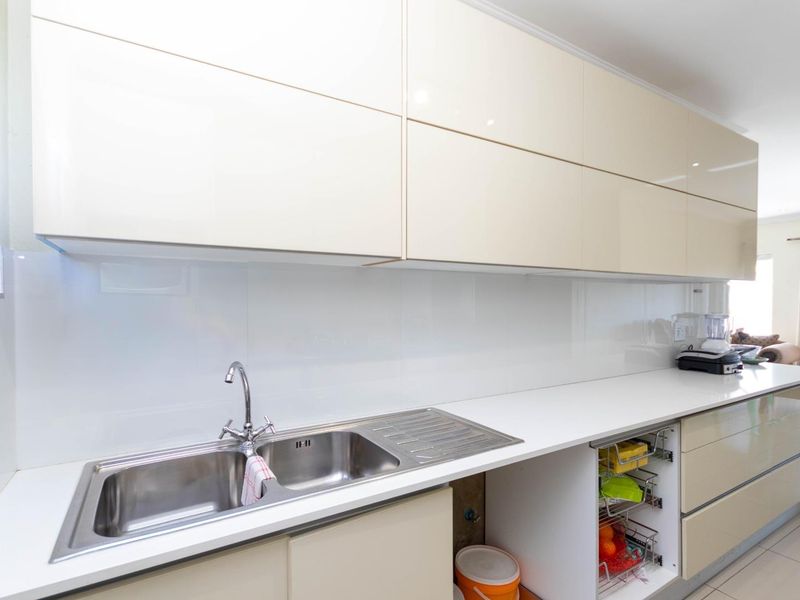 Modern 3 Bedroom House - Photo 9