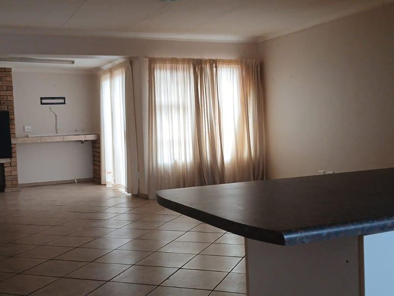 Low Maintenance Townhouse in the Heart of Heiderand - Photo 3