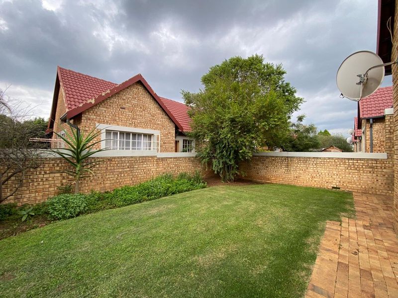 2 Bedroom Townhouse with  Wrap-Around Garden in Heuwelsig Estate! - Photo 10