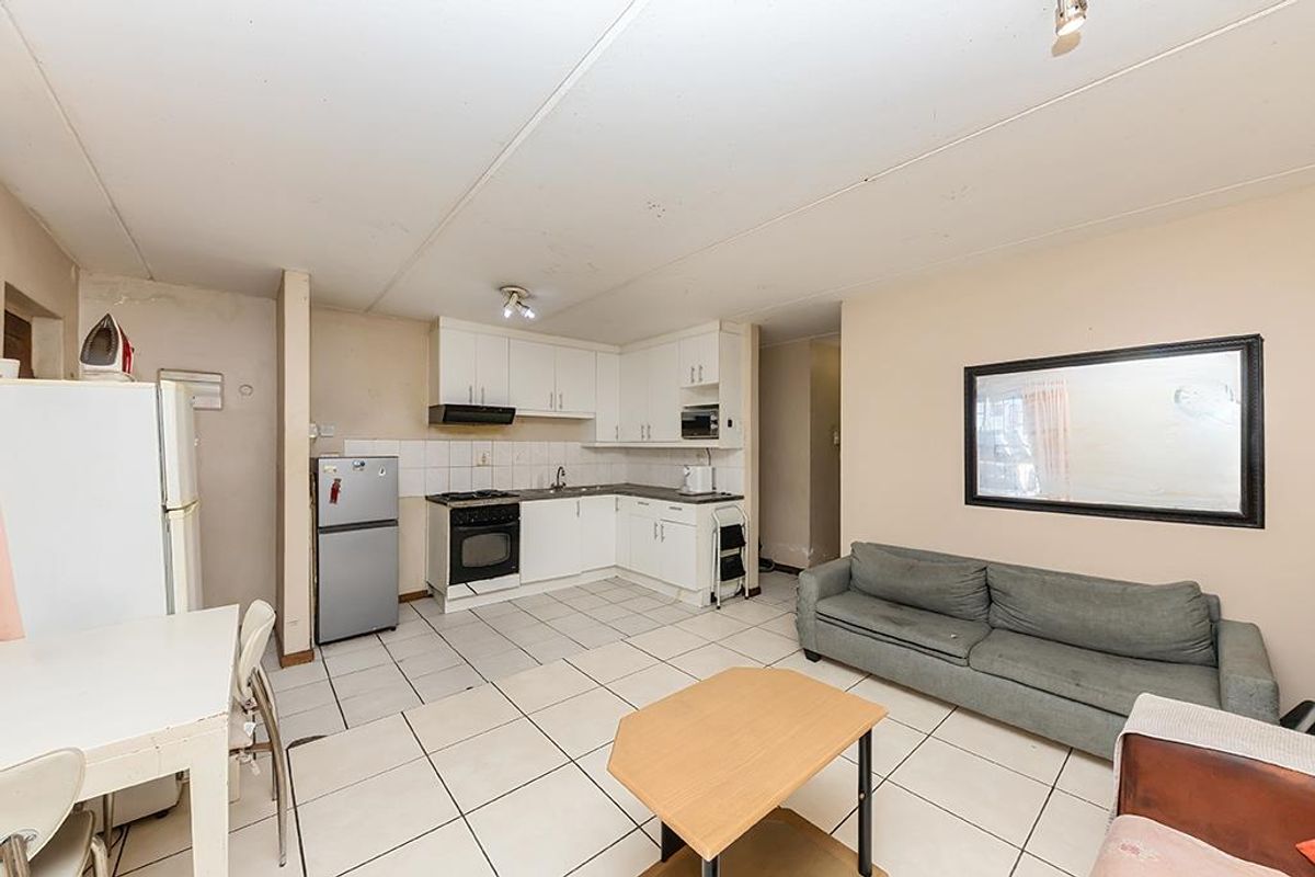 Secure Ground-Floor Apartment with Parking in Prime Location - Photo 5