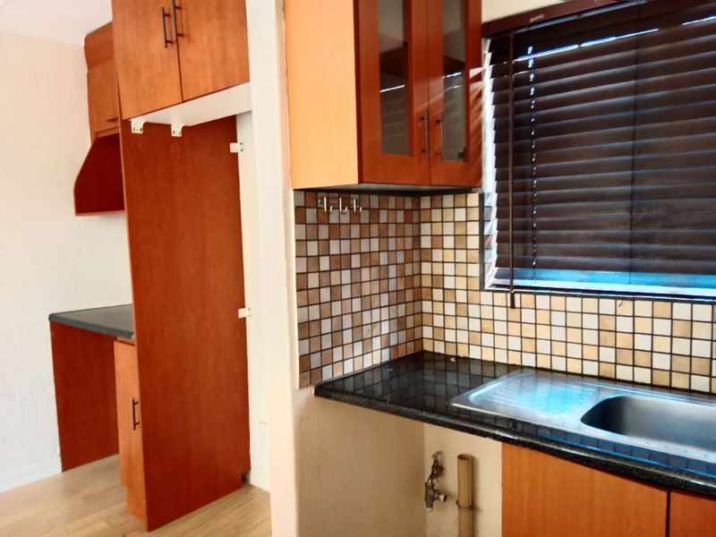 Spacious Two-Bedroom Two-Bathroom simplex To Let - Photo 7