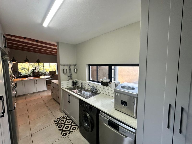 Spacious family Home - Photo 7