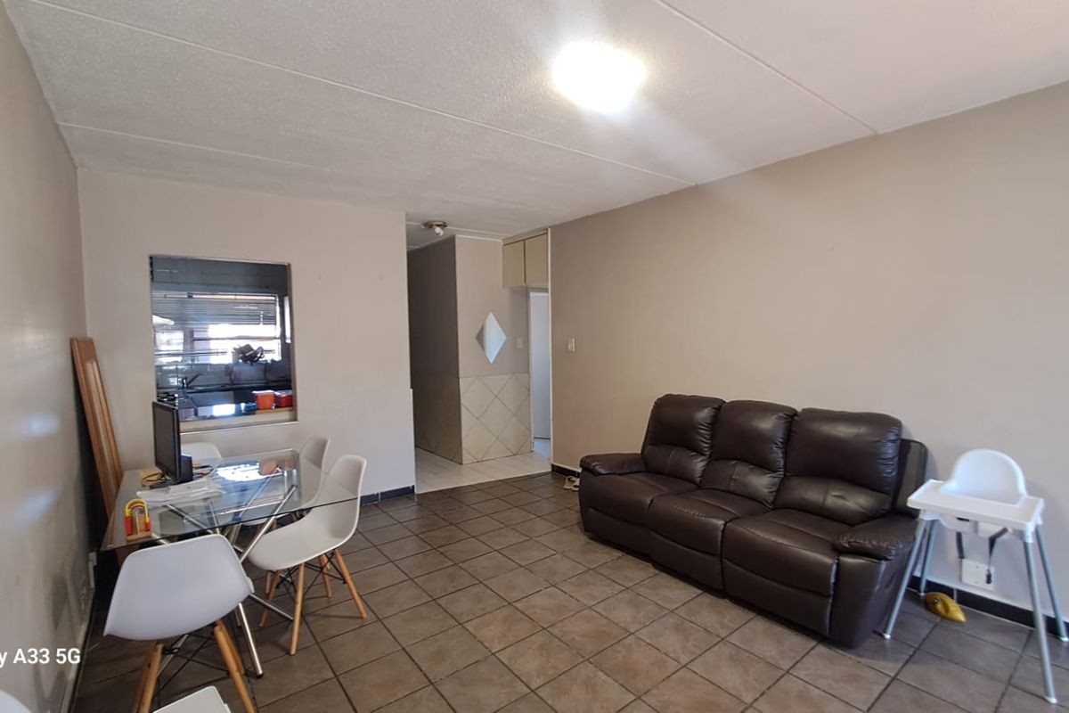 2 Bedroom Groundfloor Apartment with Carport in Secure Complex - Photo 3