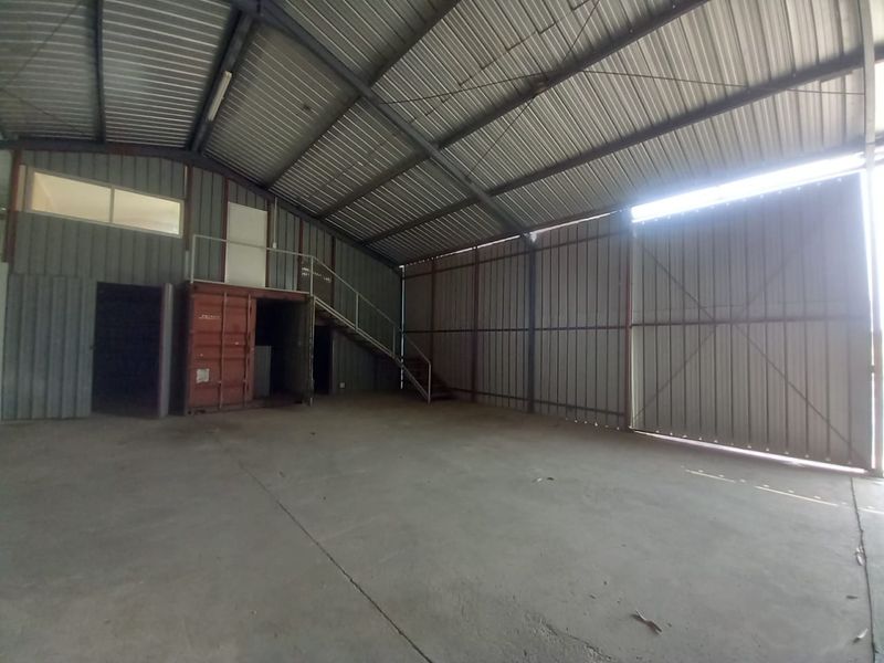 Medium Size Warehouse plus offices to let - Photo 7