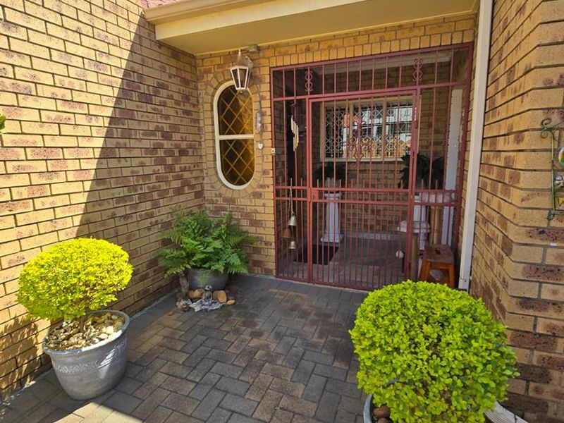 Upmarket 3-bedroom Townhouse in Edleen Ext3 perfect for luxury living - Photo 4