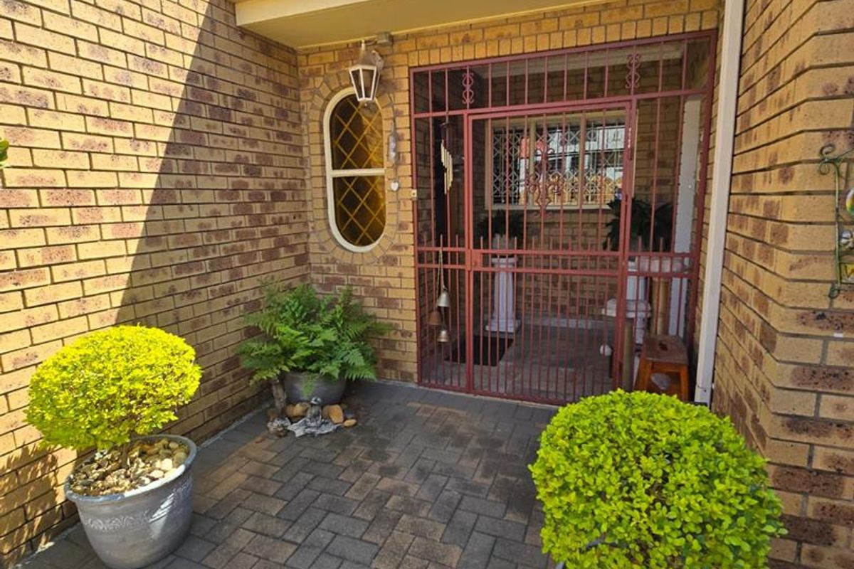 Upmarket 3-bedroom Townhouse in Edleen Ext3 perfect for luxury living - Photo 4