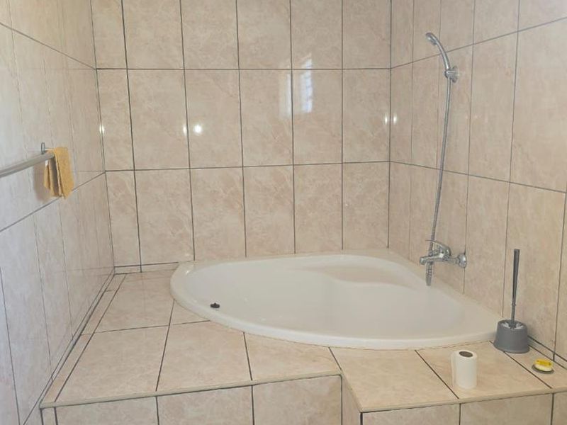 Keetmanshoop Westdene Ext 2: For Sale Neat 4 Bedroom House - Photo 2