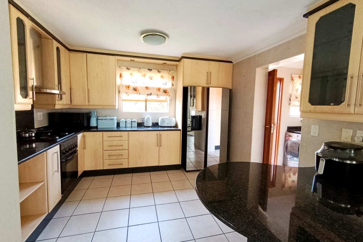 Magnificent three bedroom pet friendly family home - Photo 5