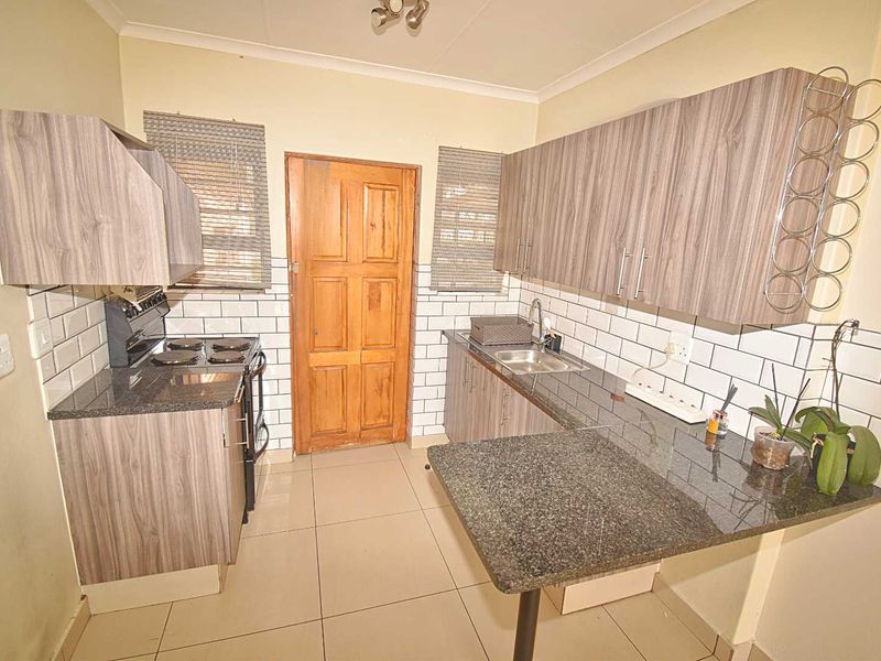 Pet-Friendly 3-Bedroom Simplex Townhouse - Photo 8