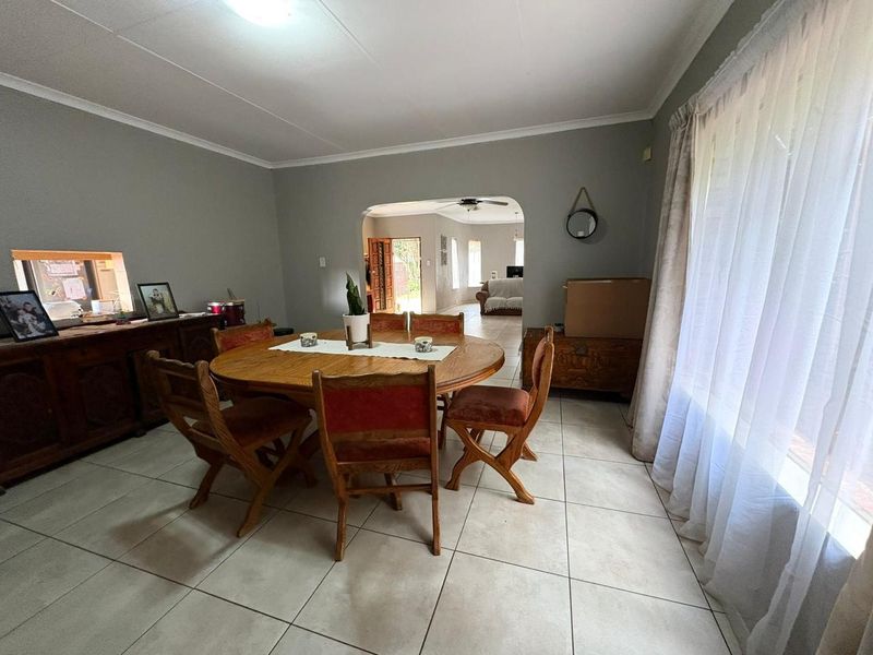 4 Bedroom House for Sale in Mulbarton - Photo 3