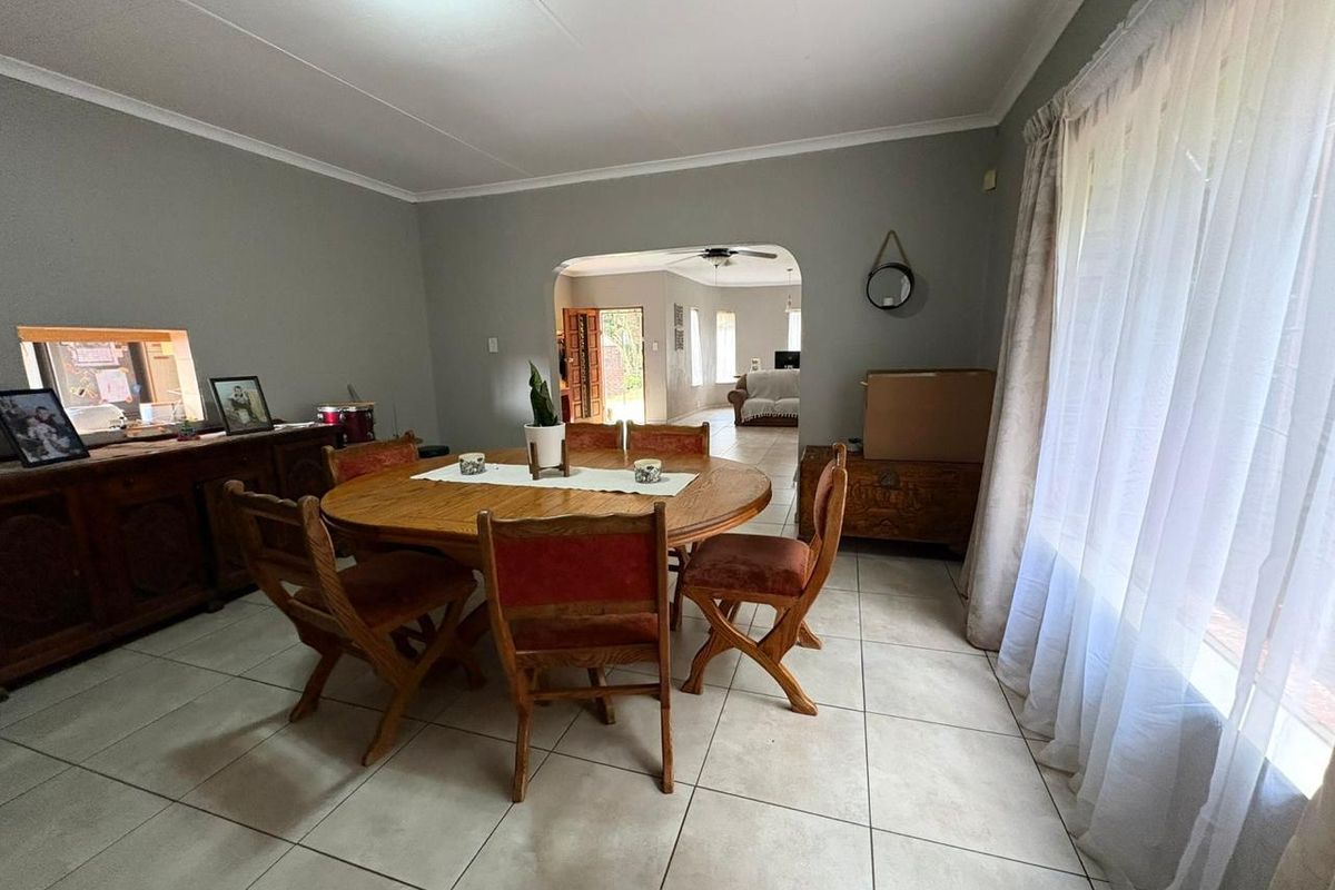 4 Bedroom House for Sale in Mulbarton - Photo 3