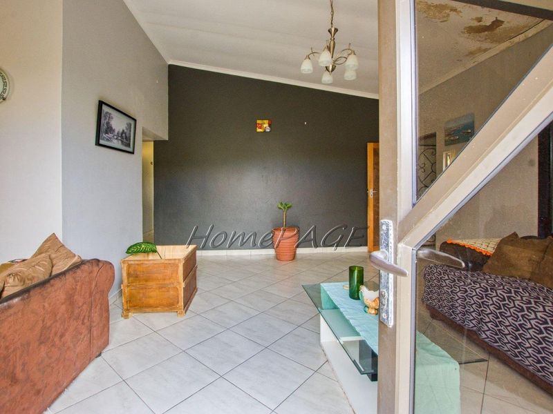 Narraville, Walvis Bay:  3 Bedroom house with flat for sale - Photo 3