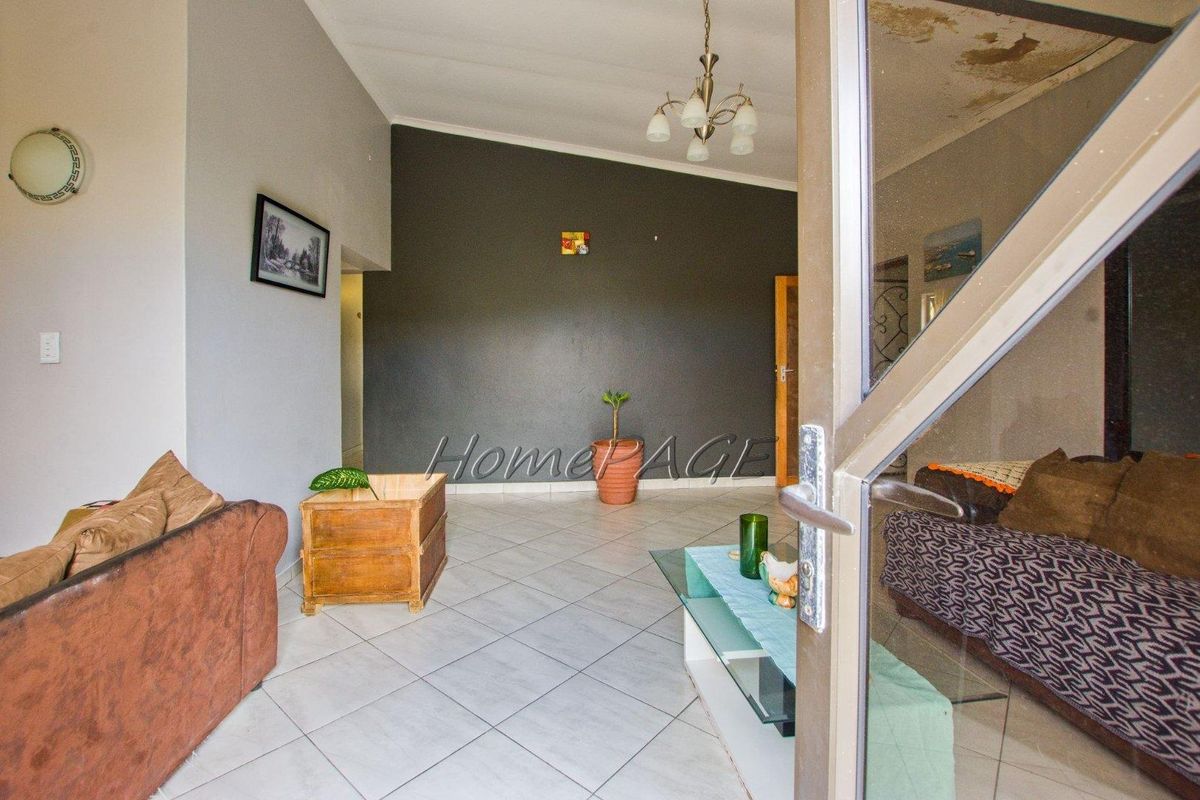 Narraville, Walvis Bay:  3 Bedroom house with flat for sale - Photo 3