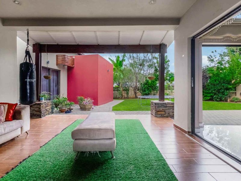 LIFE WITH LUXURY, INDULGENCE AND CONVENIENCE, THIS CHIC HOME IS A MUST SEE - Photo 7