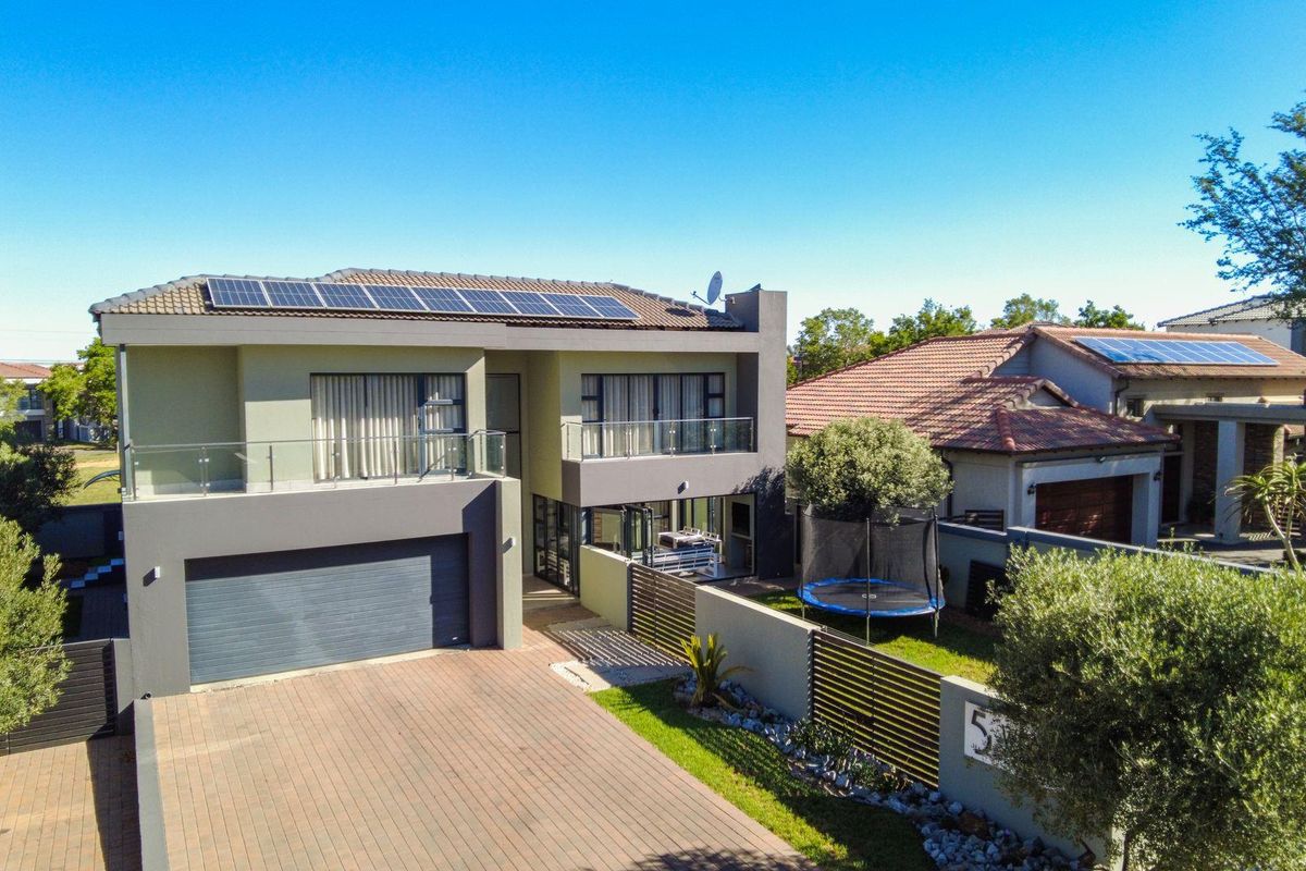 Gorgeous 4 Bedroom Home in La Como lifestyle estate - Photo 2