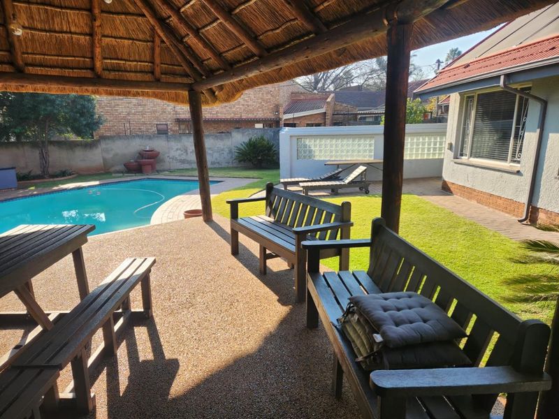 EXCLUSIVE MANDATE - An Entertainer’s Paradise & Versatile Family Haven in Glen Marais - Photo 2