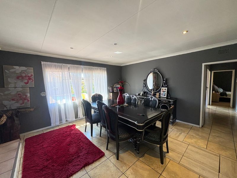 Stunning suburban home with 2 flatlets - Photo 10