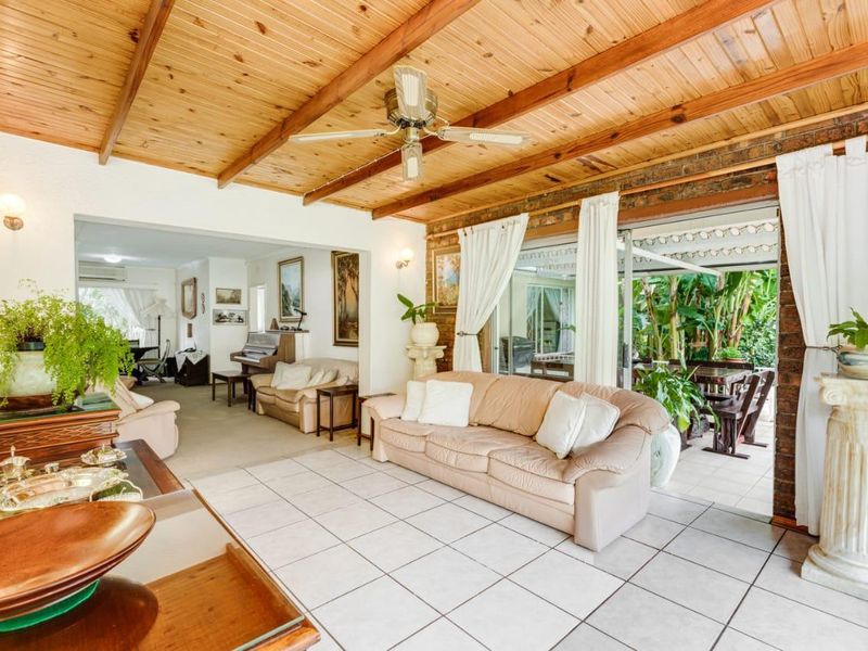 Charming 3 bedroom Family Home with Beautiful Garden & Pool - Photo 9