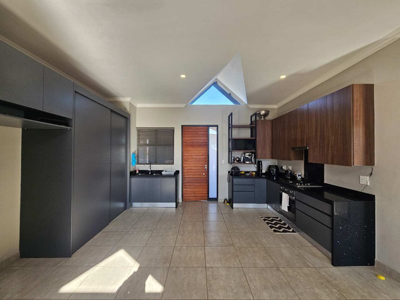 Stunning Modern 3-Bedroom 1st floor Apartment for Sale in Six Fountains Estate. Stunning view! Truly the entertainer's dream! - Photo 2