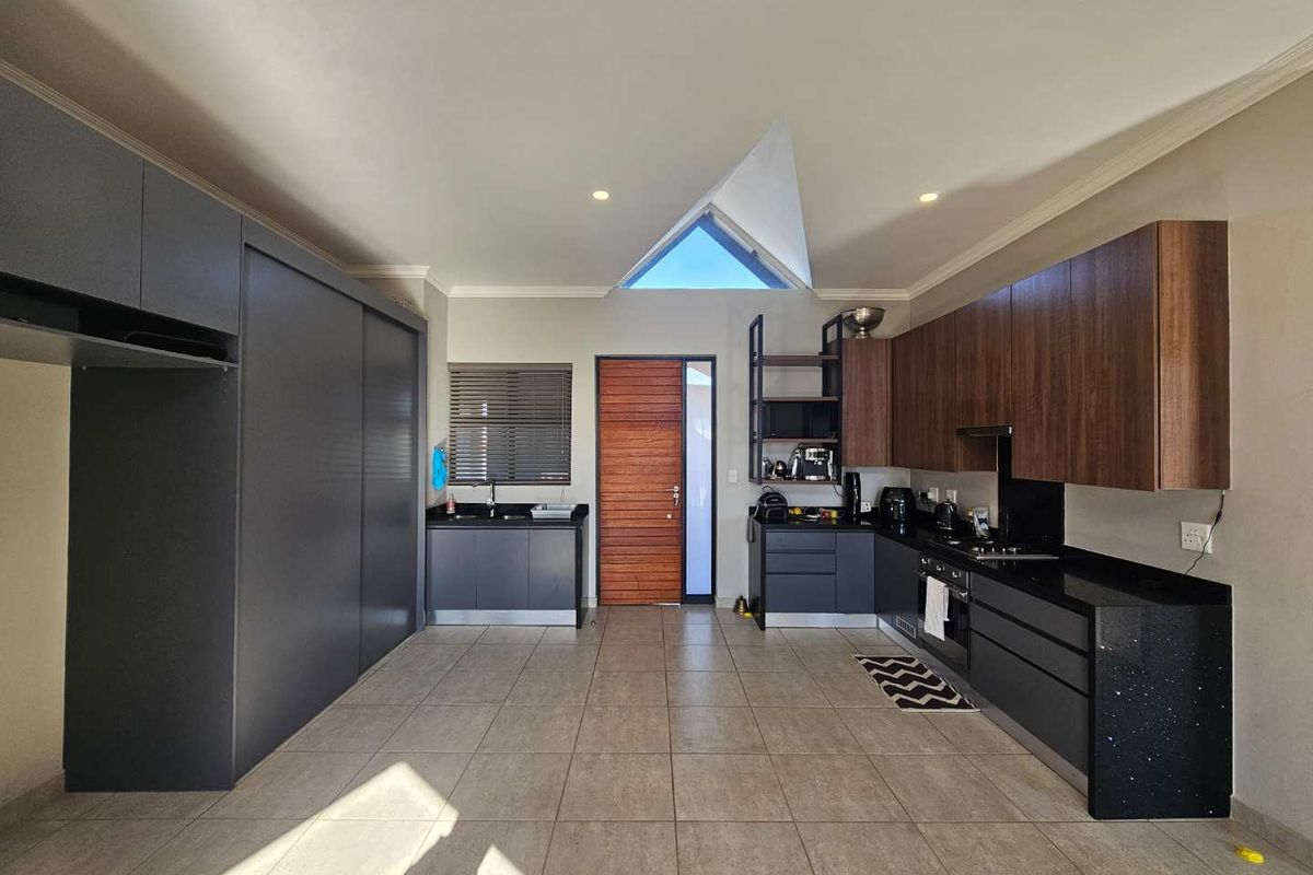 Stunning Modern 3-Bedroom 1st floor Apartment for Sale in Six Fountains Estate. Stunning view! Truly the entertainer's dream! - Photo 2