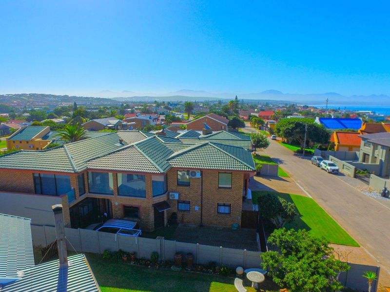 Prime 7 Bedroom Coastal Family Residence in Bayview, Hartenbos - Photo 9