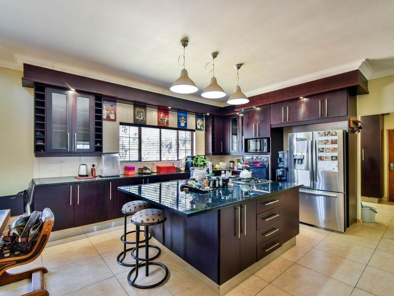 Large family home with five bedrooms and loads of entertainment spaces - Grootfontein Country Estate - Photo 6