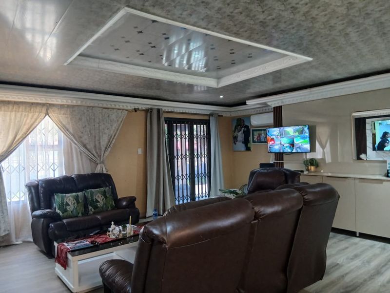 Spacious Elegance: Perfect Family Home or Guest Oasis! - Photo 6