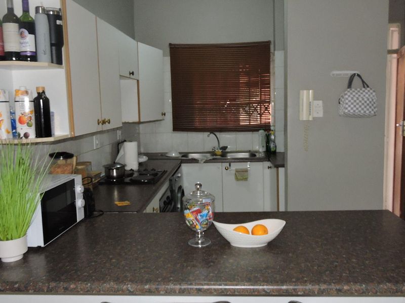 Charming Ground Floor Unit in Waterkloof Glen - Photo 10