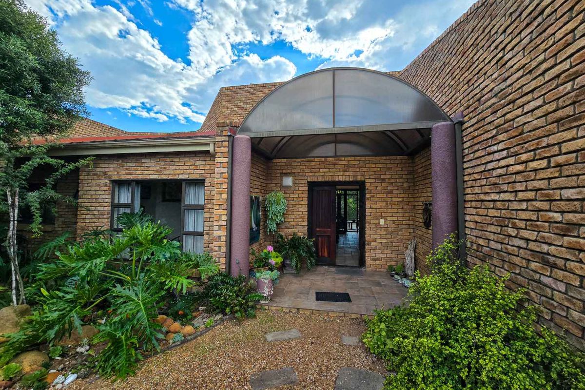 Beautiful open plan family home for sale in Stilbaai-Wes. - Photo 3